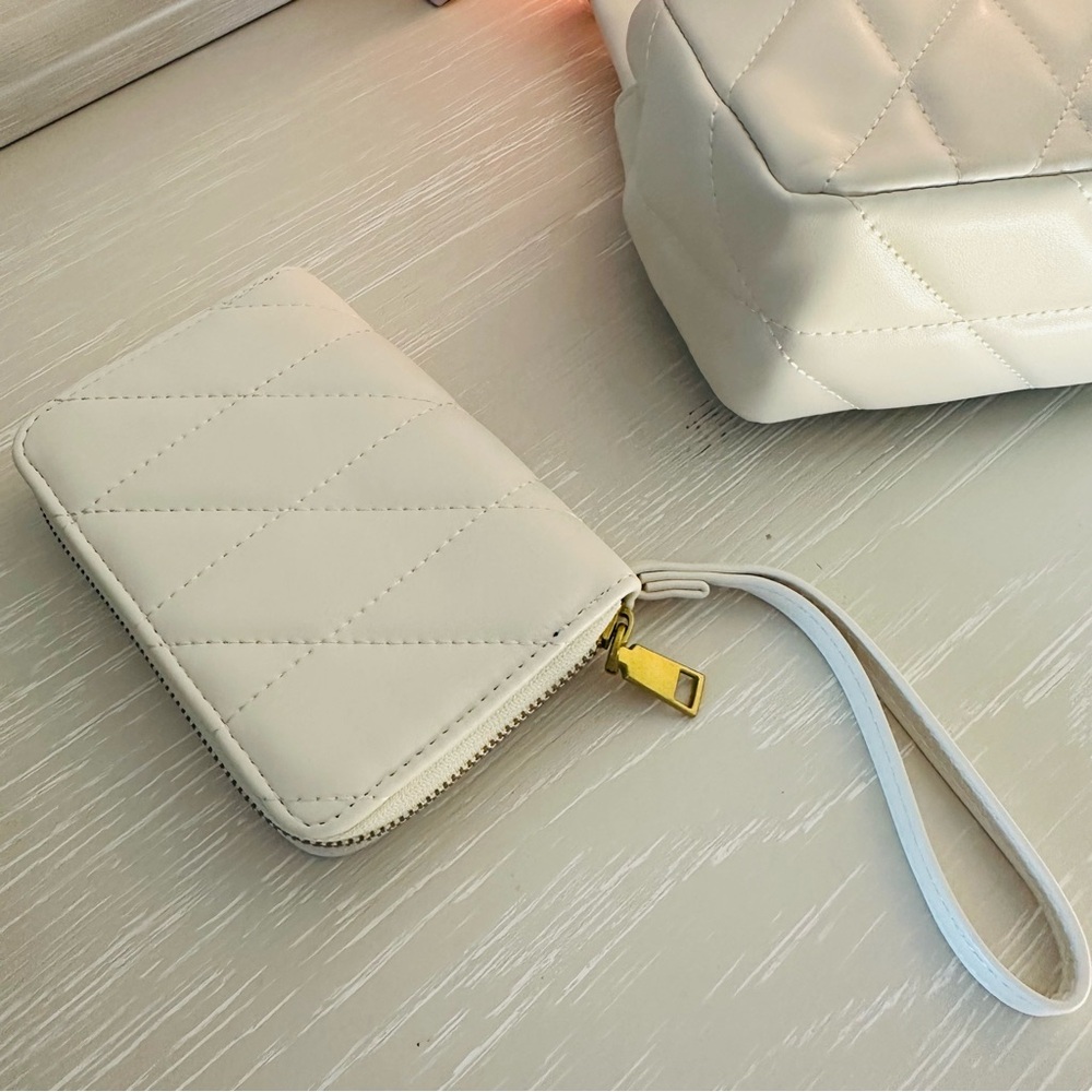 2 in 1 Classic Fashion Quilted White Shoulder Bag with Gold Chain and Clasp - Picture 10 of 12